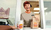 Burger King Thử Nghiệm Tai Nghe AI Theo Dõi Nhân Viên Tại 500 Cửa Hàng Mỹ
