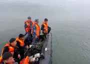 Đặc công Hải quân tìm thấy thi thể nạn nhân 11 tuổi trong vụ lật tàu hồ Thác Bà