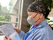 Chữ ký bác sĩ: 'Tấm vé' đoàn viên đặc biệt cho bệnh nhân ung thư ngày Tết