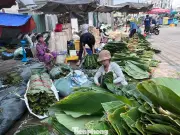 Chợ lá dong TPHCM vắng khách dịp cận Tết, tiểu thương lo lỗ nặng