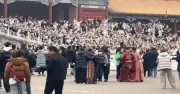 Thành Nghị Đóng Máy Phim, 20.000 Fan Cuồng Nhiệt Tạo Cảnh Tượng 'Lễ Đăng Cơ'