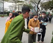 Cháo miễn phí và bánh chưng ấm lòng cho bệnh nhân nghèo đón Tết tại Hà Nội