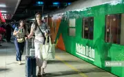 Chuyến tàu Hạnh Phúc SE3 xuyên đêm giao thừa đưa 450 khách về quê đón Tết Bính Ngọ 2026
