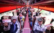Chuyến xe hạnh phúc đưa 900 người lao động khó khăn về quê đón Tết Bính Ngọ