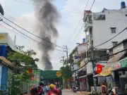 Cháy lớn gần cầu vượt Gò Mây, TPHCM: Cột khói đen cao hàng chục mét gây ùn tắc