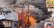 Cháy lớn thiêu rụi cửa hàng đồ gỗ trên đường Đỗ Xuân Hợp, TP.HCM