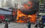 Cháy lớn thiêu rụi cửa hàng nội thất tại TP.HCM, hơn 2.800 hộ mất điện