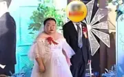 Chú rể không nở nụ cười trong đám cưới với cô dâu lớn tuổi, dân mạng bàn tán sôi nổi