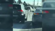 Clip độc lạ: Hai ô tô vừa nổi dậy cầu bình vừa chạy song song