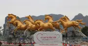 Cụm linh vật 'Bát mã truy phong' sắp hoàn thiện tại Quảng trường 30.10, Hạ Long
