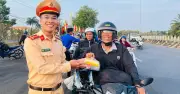 Cảm động: CSGT Vĩnh Long phát quà miễn phí cho người dân về quê ăn Tết