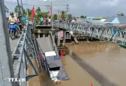 Cần Thơ: Xe tải chở gạo rơi xuống sông khi qua cầu sắt 304
