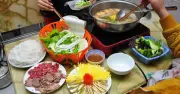 Cảnh báo nguy cơ từ lẩu: Ăn thịt tái, rau sống dễ nhiễm ký sinh trùng