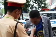 Cảnh báo vi phạm giao thông dịp Tết: Đỗ xe bừa bãi, vượt đèn đỏ, uống rượu lái xe