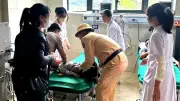 Cảnh sát giao thông Thanh Hóa hỗ trợ khẩn cấp xe khách chở trẻ sốt cao co giật