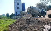 Chủ cơ sở vật liệu xây dựng đổ trộm gần 150 tấn chất thải xuống đất ruộng