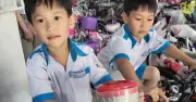 Cặp song sinh Đà Nẵng dành tiền 'xé được' hơn 1 năm mua xe đạp mơ ước