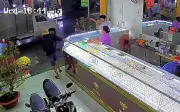 Cướp tiệm vàng sau 5 giờ bị bắt, nghi can đang sử dụng ma túy