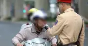 CSGT kiểm tra nồng độ cồn mùng 1 Tết, nhiều người bị phạt vì chén rượu đầu xuân