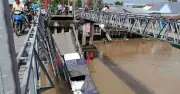 Cầu 30.4 tại Cần Thơ sập, xe tải chở gạo rơi xuống sông, giao thông thủy bộ bị ảnh hưởng