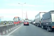 Cầu Cần Thơ ùn tắc nghiêm trọng do xe tải chết máy và người dừng xe ngắm cảnh