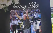 Cựu cầu thủ Nguyễn Lợi bần thần viếng thầy cũ Nguyễn Văn Vinh trong đêm mưa