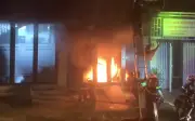 Căn nhà TP.HCM cháy rạng sáng, cảnh sát giải cứu 4 người mắc kẹt an toàn