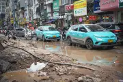 Dự án mở rộng đường Nguyễn Tuân gây phiền toái: Bùn đất ngổn ngang, kinh doanh đình trệ