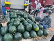 Dưa hấu Tết giảm giá mạnh tại TP.HCM, chỉ còn 5.000 đồng/kg cuối ngày