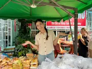 Dàn Hoa hậu Việt tích cực làm việc thiện ngày cận Tết