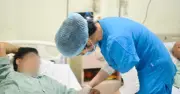 Bác sĩ cứu ngón tay bị dập nát của người đàn ông Hà Nội do chặt gà Tết