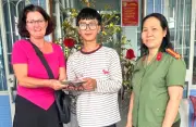 Du khách Na Uy và Công an phường Bắc Nha Trang trao trả ví tiền cho người đánh rơi