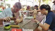 Du khách quốc tế hào hứng trải nghiệm nghề mộc tại Làng Kim Bồng, Hội An
