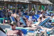 Du khách quốc tế đổ về biển Đà Nẵng nườm nượp dịp áp Tết, bãi tắm kín chỗ
