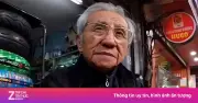 Du khách Trung Quốc bất ngờ trò chuyện với giáo sư 90 tuổi trên vỉa hè Hà Nội
