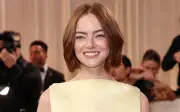 Emma Stone khởi động mùa giải thưởng 2026 với sắc vàng thống trị thảm đỏ Hollywood