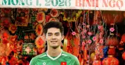 FIFA gây bão mạng với hình ảnh hài hước thủ môn Trung Kiên cầm cành đào chúc Tết
