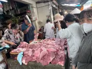 Giá Thịt Heo Tăng Mạnh Ngày 28 Tết, Người Dân TP.HCM Vẫn Tấp Nập Mua Sắm