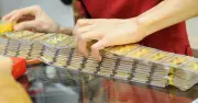 Giá vàng thế giới bật tăng trở lại, trong nước giảm nhẹ ngày mùng 3 Tết