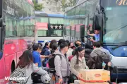 Giao thông ùn tắc tại nhiều tuyến đường, bến xe đông nhưng chưa quá tải trước Tết