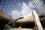 Giám đốc Bảo tàng Louvre từ chức vì áp lực khủng hoảng chống cháy
