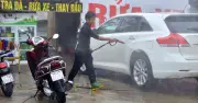Hà Nội: Các tiệm rửa xe chật kín dịp cận Tết, giá tăng vọt từng ngày