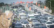 Hà Nội ùn tắc nghiêm trọng ngày 27 Tết, dòng xe đổ về quê tăng mạnh