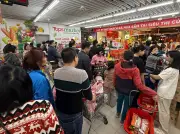 Hà Nội tấp nập đêm 25 Tết: Siêu thị kéo dài giờ, người dân chen chân mua sắm