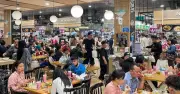 Hà Nội: Trung tâm thương mại chật kín khách trong những ngày cuối Tết Nguyên đán