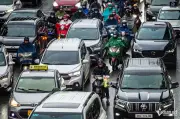 Hà Nội ùn tắc ngày cận Tết, người dân nhích từng mét trên đường