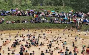 Hội Thi Bắt Cá Bằng Tay Không Sôi Động Trong Lễ Hội Lồng Tông Tại Tuyên Quang