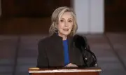 Hillary Clinton: Ba Thập Kỷ Vất Vả Vì Chồng Trong Vòng Xoáy Rắc Rối