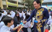 Hiệu trưởng THPT Phú Nhuận lì xì đầu năm, gửi thông điệp ý nghĩa đến học sinh