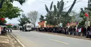 Hàng nghìn học sinh Sơn La xếp hàng tiễn biệt thầy hiệu trưởng qua đời vì tai nạn